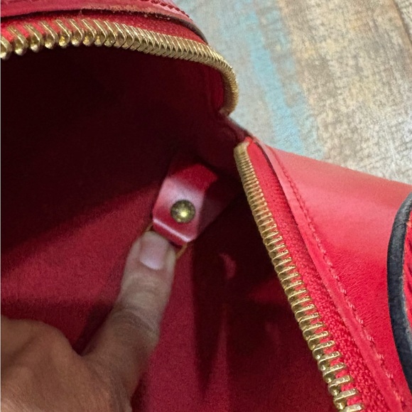 LV Epi Leather gorgeous red bag! - Picture 6 of 8